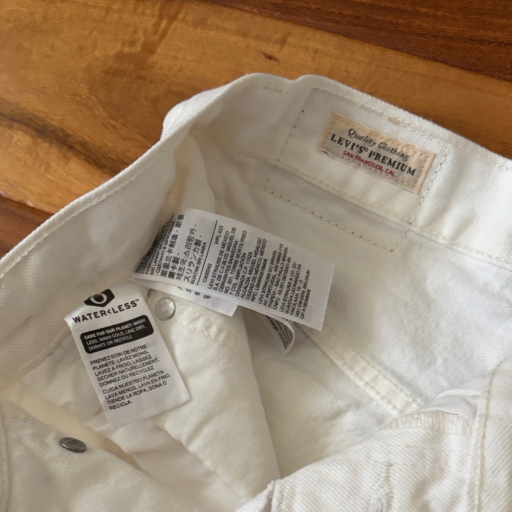 Levi’s Women’s White Distressed Denim Shorts size 24 - Picture 3 of 7